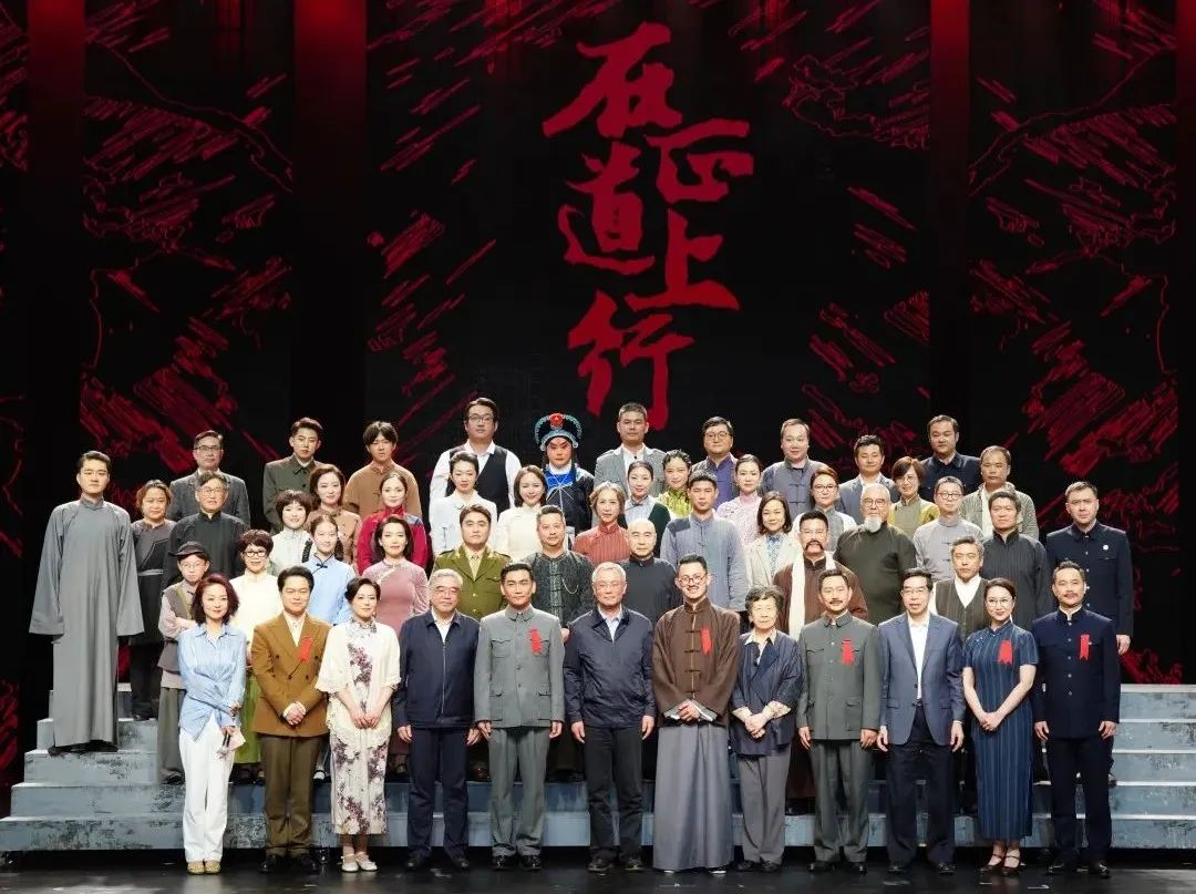 新葡萄·蓝硕以科技赋能话剧《在正道上行》圆满上演